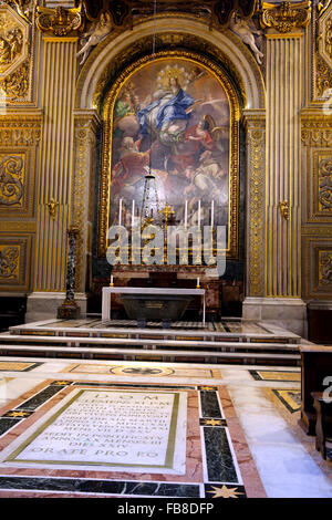 Kapelle des Chores mit der Unbefleckten Empfängnis-Altar in der Kathedrale von St. Peter im Vatikan. Stockfoto