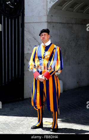 Mitglied der Schweizer Garde im Dienst außerhalb Sankt-Peters-Basilika im Vatikan. Stockfoto