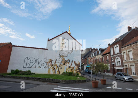 Dieses Wandbild gemalt an der Wand in Albert, Frankreich, erinnert an die Schlacht an der Somme 1916. Stockfoto