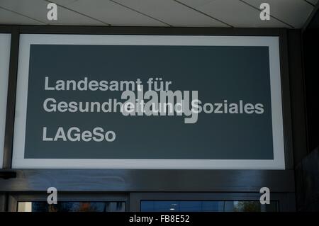 Ein Schild mit der Aufschrift "Forschungsdefizite Fuer Gesundheit Und Soziales LAGeSo" (lit.) Regionalbüro für Gesundheit und Soziales) an der Meldestelle für Flüchtlinge in der Bundesallee in Berlin Wilmersdorf, Deutschland, 26. Oktober 2015. Seit Oktober/November 2015, das Bundesamt für Migration und Flüchtlinge (BAMF), das Teil des Regionalbüros für Gesundheit und Soziales (LAGeSo), der Ausländerbehörde und der Bundesanstalt für Arbeit haben befindet sich im Gebäude von der ehemaligen Landesbank Berlin (LBB) um die Registrierung der Flüchtlinge zu beschleunigen und die Reg zu entlasten Stockfoto