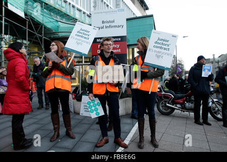 Bristol, UK. 12. Januar 2016. Offizielle Streikposten sind außerhalb der Bristol Royal Infirmary abgebildet, als Junior Ärzte streiken über vorgeschlagene Änderungen an ihren Verträgen zu protestieren. Bildnachweis: Lynchpics/Alamy Live-Nachrichten Stockfoto