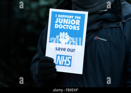 Bristol, UK. 12. Januar 2016. Ein Demonstrant abgebildet ist, außerhalb der Bristol Royal Infirmary mit einem Schild unterstützt die Junior-Ärzte auf den Tag, an dem die Junior-Ärzte streiken über vorgeschlagene Änderungen an ihren Verträgen zu protestieren. Bildnachweis: Lynchpics/Alamy Live-Nachrichten Stockfoto