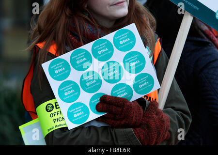 Bristol, UK. 12. Januar 2016. Abgebildet ist eine offizielle Mahnwache halten BMA Aufkleber unterstützt des Junior-Ärzte-Streiks außerhalb der Bristol Royal Infirmary am Tag, die Junior-Ärzte streiken über Regierung Änderungen an ihren Verträgen zu protestieren. Bildnachweis: Lynchpics/Alamy Live-Nachrichten Stockfoto