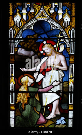 Ostfenster von 1869 von Lavers, Berraud und Westlake, zeigt Maria Magdalena am Grab von Jesus St. Peter's Church, Deene, Northamptonshire, England Stockfoto