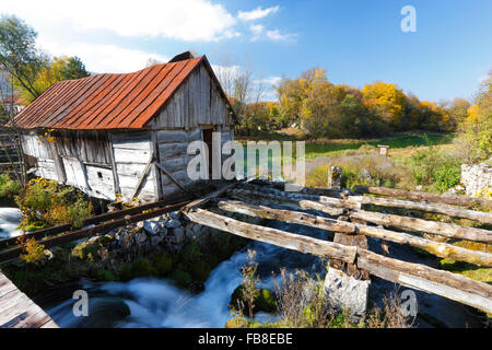 Alte Mühle am Fluss Gacka in Kroatien Stockfoto