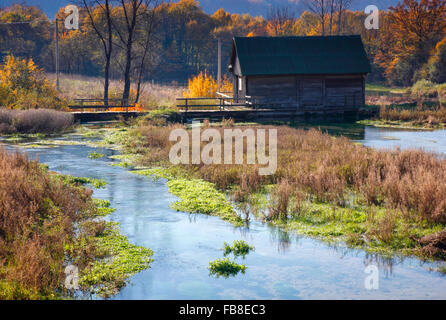 Alte Mühle am Fluss Gacka. Stockfoto