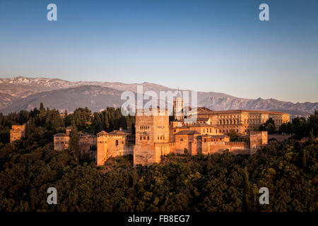 Blick auf den Alhambra Palast mit der Sierra Nevada im Hintergrund in Granada, Spanien Stockfoto