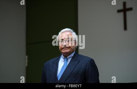 München, Deutschland. 12. Januar 2016. Rolf Breuer, ehemaliger Vorstandsvorsitzender der Deutschen Bank, steht in den Gerichtssaal des Bezirksgerichts in München, Deutschland, 12. Januar 2016. Vier ehemalige Top-Manager und den aktuellen co-CEO der Deutschen Bank sind während eines Prozesses im Zusammenhang mit dem Konkurs des verstorbenen deutschen Medienmogul Leo Kirch versuchten Betrugs beschuldigt. Foto: SVEN HOPPE/Dpa/Alamy Live News Stockfoto