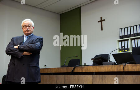 München, Deutschland. 12. Januar 2016. Rolf Breuer, ehemaliger Vorstandsvorsitzender der Deutschen Bank, steht in den Gerichtssaal des Bezirksgerichts in München, Deutschland, 12. Januar 2016. Vier ehemalige Top-Manager und den aktuellen co-CEO der Deutschen Bank sind während eines Prozesses im Zusammenhang mit dem Konkurs des verstorbenen deutschen Medienmogul Leo Kirch versuchten Betrugs beschuldigt. Foto: SVEN HOPPE/Dpa/Alamy Live News Stockfoto