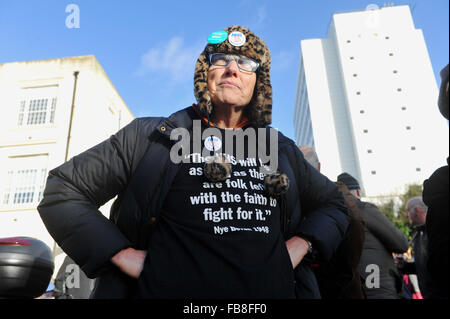 Brighton UK 12. Januar 2016 - eine Dame mit einem Nye Bevan Hemd auf die Streikposten als Ärzte streiken außerhalb der Royal Sussex County Hospital in Brighton heute wie sie der nationalen Aktionstag gegen die Regierung Kürzungen und Änderungen mit ihrer Arbeit verbinden Bedingungen Credit: Simon Dack/Alamy Live News Stockfoto