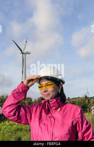 Ingenieur Frau Check-Produktion mit Laptops, Windkraftanlagen auf dem Gelände. Stockfoto