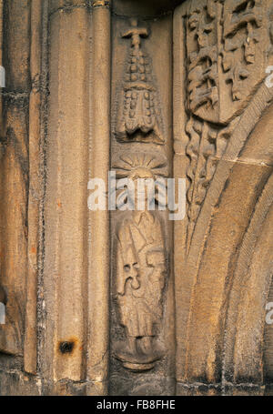 Tudor Schnitzen von Paulus mit Buch und Schwert neben der südlichen Tür St. Cybi Kirche, Holyhead, Anglesey, North Wales, UK Stockfoto