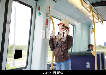 junge Frau, die Kopenhagener Metro unterwegs Stockfoto