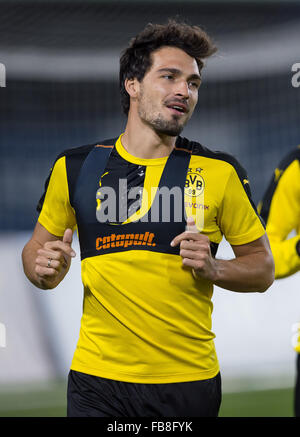 Dubai, Vereinigte Arabische Emirate. 9. Januar 2016. Der Dortmunder Mats Hummels ist während einer Trainingseinheit in Dubai, Vereinigte Arabische Emirate, 9. Januar 2016 gesehen. Borussia Dortmund wohnen in Dubai bis 16. Januar 2016 für die zweite Hälfte der deutschen Fußball-Bundesliga-Saison vorzubereiten. Foto: GUIDO KIRCHNER/Dpa/Alamy Live News Stockfoto