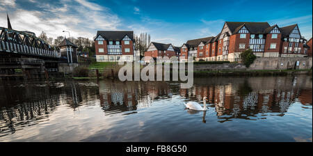 Neu mock Tudor Gehäuse entlang des Flusses Weaver mit dem Hayhurst elektrische Drehbrücke in Northwich, Cheshire, Großbritannien entwickelt wurde. Stockfoto