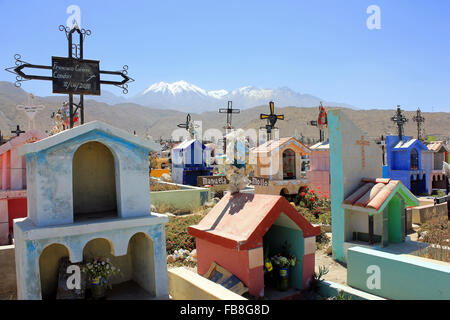 Arequipa-Friedhof mit dem Chachani Vulkanen im Hintergrund Stockfoto