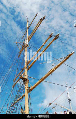 Ein klassisches Schiff Mast vor blauem Himmel mit leichten Wolken Stockfoto