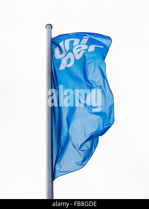 Düsseldorf, Deutschland. 12. Januar 2016. Ein Uniper Fahne weht im Wind vor seinen Firmensitz in Düsseldorf, Deutschland, 12. Januar 2016. Dienstleister für Energieversorger Eon hat seinem Kraftwerk-Segment mit seinen trading-Geschäft, jetzt unter dem neuen Namen Uniper Betrieb zusammengeführt. Uniper ist ein Unternehmen von seinen selbst, mit einem Börsengang im Herbst 2016 geplant werden. Foto: ROLF VENNENBERND/Dpa/Alamy Live News Stockfoto