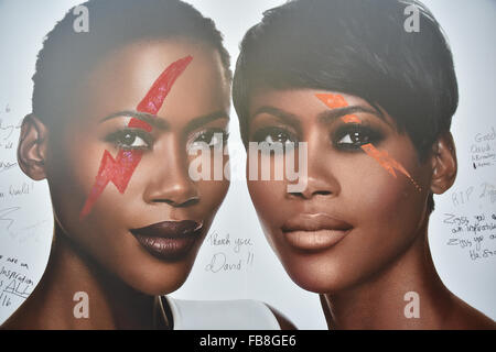 Brixton, London, UK. 12. Januar 2016. Am Tag nach der Tod von David Bowie, ein Wandbild in Brixton einen vorübergehenden Schrein geworden ist Stockfoto