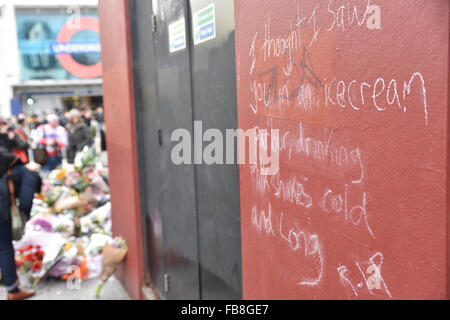 Brixton, London, UK. 12. Januar 2016. Am Tag nach der Tod von David Bowie, ein Wandbild in Brixton einen vorübergehenden Schrein geworden ist Stockfoto