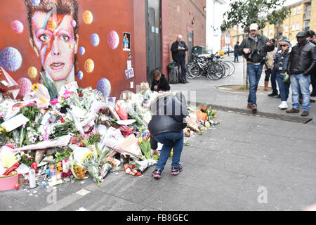 Brixton, London, UK. 12. Januar 2016. Am Tag nach der Tod von David Bowie, ein Wandbild in Brixton einen vorübergehenden Schrein geworden ist Stockfoto