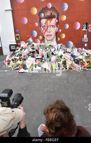 Brixton, London, UK. 12. Januar 2016. Am Tag nach der Tod von David Bowie, ein Wandbild in Brixton einen vorübergehenden Schrein geworden ist Stockfoto