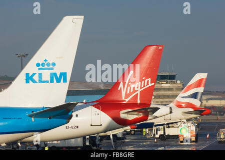 Flugzeug-Schwänzen zeigen die Markierungen der verschiedenen Airlines - Flughafen Aberdeen, Schottland. Stockfoto