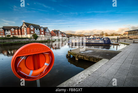 Neu entwickelte Yachthafen entlang des Flusses Weaver in Northwich mock Tudor Neubauwohnungen mit Rettungsring. Stockfoto