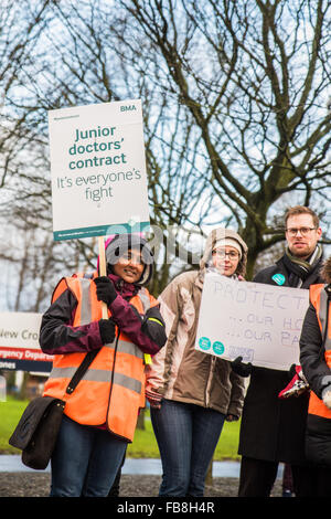 Wolverhampton, UK. 12. Januar 2016. An einem kalten, regnerischen Tag Junior Ärzte vor mehreren Krankenhäusern im ganzen Land, die heute unter anderem das New Cross Hospital in Wolverhampton Streikposten sind, wo eine Gruppe von Ärzten in der winkte Banner Hervorhebung ihres Kampfes nach Pay, brach die Verhandlungen mit der Regierung Credit: David Holbrook/Alamy Live News Stockfoto