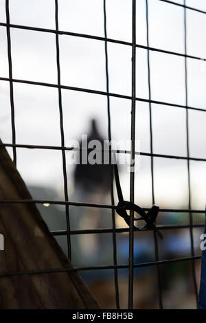 Chester, UK. 12. Januar 2016. Anti-Fracking camp Bewohner durch die Barriere Zaun bereit für direkte Aktionen mit einem Lock-On-Gerät gesehen. Bildnachweis: Dave Ellison/Alamy Live-Nachrichten Stockfoto