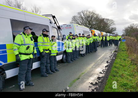 Chester, UK. 12. Januar 2016. Ein großes Polizeiaufgebot, ca. 200 Personal geschätzt organisieren sich entlang der Spur. Bildnachweis: Dave Ellison/Alamy Live-Nachrichten Stockfoto