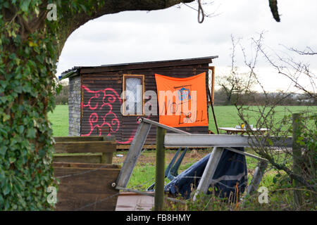 Chester, UK. 12. Januar 2016. Upton Gemeinschaft Schutz Camp Unterkunft aus Paletten und andere gebrauchte Baustoffe, gespendet von den Einheimischen hergestellt zeigt ein großes Banner. Bildnachweis: Dave Ellison/Alamy Live-Nachrichten Stockfoto