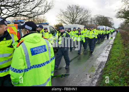 Chester, UK. 12. Januar 2016. Chester, UK. 12. Januar 2016. Ein großes Polizeiaufgebot, ca. 200 Personal geschätzt organisieren sich entlang der Spur. Bildnachweis: Dave Ellison/Alamy Live-Nachrichten Stockfoto