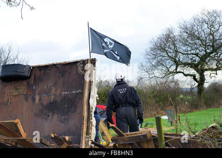 Chester, UK. 12. Januar 2016. Der Gerichtsvollzieher steht eine Piratenflagge in der Nähe von dem Demonstranten an direkter Aktion Geräte zur Räumung verhindern gesperrt sind. Bildnachweis: Dave Ellison/Alamy Live-Nachrichten Stockfoto