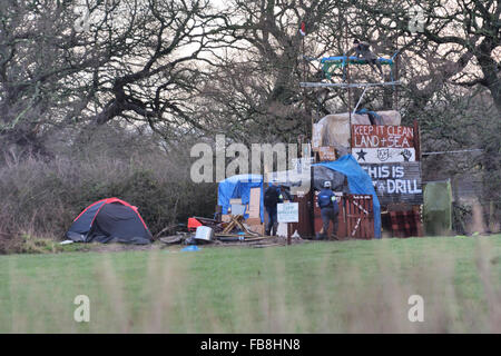 Chester, UK. 12. Januar 2016. Gerichtsvollzieher Wache von den Protest-Strukturen auf der anderen Seite des Feldes. Bildnachweis: Dave Ellison/Alamy Live-Nachrichten Stockfoto