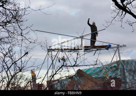 Chester, UK. 12. Januar 2016. Demonstrant Stand triumphierend auf seinem Turmstruktur nach einem Sieg über den Gerichtsvollzieher um die Struktur zu klettern. Er hat mehrere Lock-on-Geräte bereit, den Gerichtsvollzieher mit der Räumung zu behindern. Bildnachweis: Dave Ellison/Alamy Live-Nachrichten Stockfoto