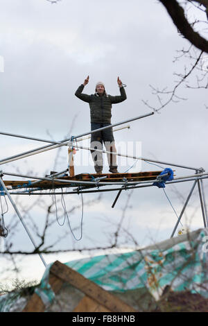 Chester, UK. 12. Januar 2016. Demonstrant Stand triumphierend auf seinem Turmstruktur nach einem Sieg über den Gerichtsvollzieher um die Struktur zu klettern. Er hat mehrere Lock-on-Geräte bereit, den Gerichtsvollzieher mit der Räumung zu behindern. Bildnachweis: Dave Ellison/Alamy Live-Nachrichten Stockfoto