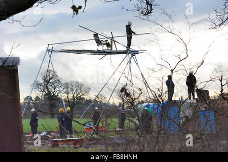 Chester, UK. 12. Januar 2016. Demonstrant Stand am Anfang seiner Turmstruktur umgeben von Gerichtsvollziehern. Bildnachweis: Dave Ellison/Alamy Live-Nachrichten Stockfoto