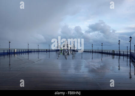 Eastbourne, Vereinigtes Königreich. 11. Januar 2016. Ende des Eastbourne Pier spiegelt sich wunderschön in der nassen Promenade. Bildnachweis: Eva Worobiec/Alamy Live-Nachrichten Stockfoto