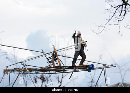 Chester, UK. 12. Januar 2016. Demonstrant auf seinem Turm spielt eine Trommel, die ihm der Gerichtsvollzieher unterhalten geworfen wurde. Bildnachweis: Dave Ellison/Alamy Live-Nachrichten Stockfoto