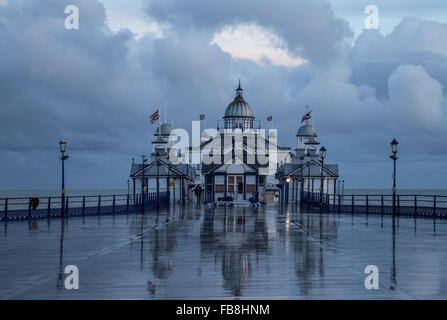 Eastbourne, Vereinigtes Königreich. 11. Januar 2016. Ende des Eastbourne Pier spiegelt sich wunderschön in der nassen Promenade. Bildnachweis: Eva Worobiec/Alamy Live-Nachrichten Stockfoto