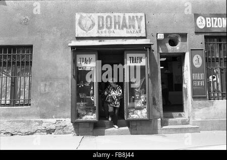 Blick auf Bupapest zum Zeitpunkt der neunziger Jahre. -1990 - Ungarn / Budapest - Blick auf Bupapest zum Zeitpunkt der neunziger Jahre. -Tabak Shop Schaufenster.   -Philippe Gras / Le Pictorium Stockfoto