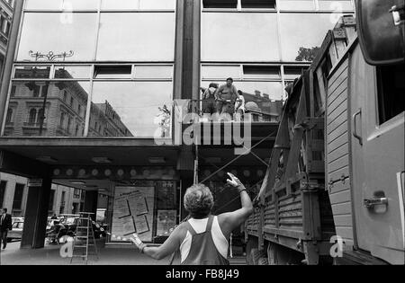 Blick auf Bupapest zum Zeitpunkt der neunziger Jahre. -1990 - Ungarn / Budapest - Blick auf Bupapest zum Zeitpunkt der neunziger Jahre. -Alltägliche Szene. Einige Arbeiter auf einem Gerüst mit Blick auf eine moderne Architektur.   -Philippe Gras / Le Pictorium Stockfoto