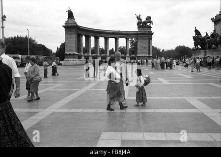 Blick auf Bupapest zum Zeitpunkt der neunziger Jahre. -1990 - Ungarn / Budapest - Blick auf Bupapest zum Zeitpunkt der neunziger Jahre. -Touristen und ungarischen Einwohner zu Fuß auf der berühmten und großen Platz namens "Hosok Tere" ("Heldenplatz"). -Wir können beobachten, dass eines der zwei Peristyle der "Millenium Monument" und dem Eingang von Museumsbesuchen of Fine Arts an der rechten Seite.   -Philippe Gras / Le Pictorium Stockfoto