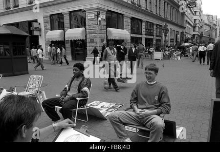 Blick auf Bupapest zum Zeitpunkt der neunziger Jahre. -1990 - Ungarn / Budapest - Blick auf Bupapest zum Zeitpunkt der neunziger Jahre. -Zwei junge Erwachsene in einer Fußgängerzone der Hauptstadt karikiert.   -Philippe Gras / Le Pictorium Stockfoto