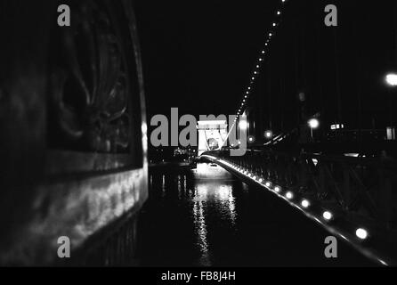 Blick auf Bupapest zum Zeitpunkt der neunziger Jahre. -1990 - Ungarn / Budapest - Blick auf Bupapest zum Zeitpunkt der neunziger Jahre. -Nachtansicht. Perspektive der Ketten-Brücke.   -Philippe Gras / Le Pictorium Stockfoto