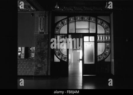 Blick auf Bupapest zum Zeitpunkt der neunziger Jahre. -1990 - Ungarn / Budapest - Blick auf Bupapest zum Zeitpunkt der neunziger Jahre. -Details einer "Art Nouveau" Tür in der Akademie der Musik.    -Philippe Gras / Le Pictorium Stockfoto