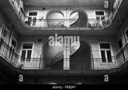 Blick auf Bupapest zum Zeitpunkt der neunziger Jahre. -1990 - Ungarn / Budapest - Blick auf Bupapest zum Zeitpunkt der neunziger Jahre. -Details und Architektur in einen Innenhof.   -Philippe Gras / Le Pictorium Stockfoto