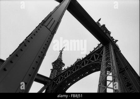 Blick auf Bupapest zum Zeitpunkt der neunziger Jahre. -1990 - Ungarn / Budapest - Blick auf Bupapest zum Zeitpunkt der neunziger Jahre. -Angaben über die "Szabadsag hid" (Brücke der Freiheit) Struktur.   -Philippe Gras / Le Pictorium Stockfoto