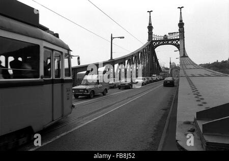 Blick auf Bupapest zum Zeitpunkt der neunziger Jahre. -1990 - Ungarn / Budapest - Blick auf Bupapest zum Zeitpunkt der neunziger Jahre. -Autos und Straßenbahn in die Freiheit zu überbrücken ('Szabadsag hid' Brücke) - Philippe Gras / Le Pictorium Stockfoto